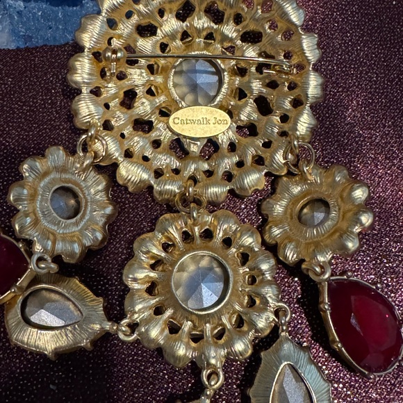 HARD TO FIND - Catwalk Jon All Glass Brooch Red/Clear Gold Tone - Picture 2 of 2